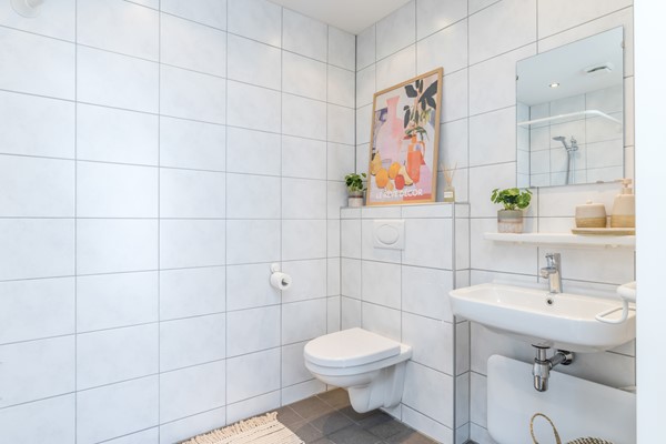 Foto - Verkocht onder voorbehoud: Ruime en veelzijdige vrijstaande woning met 173 m² woonoppervlakte,  extra leefverdieping, 3 slaapkamers (mogelijkheid tot 4), 2 badkamers, royaal bijgebouw en tuin op het zuidoosten in Hulsberg